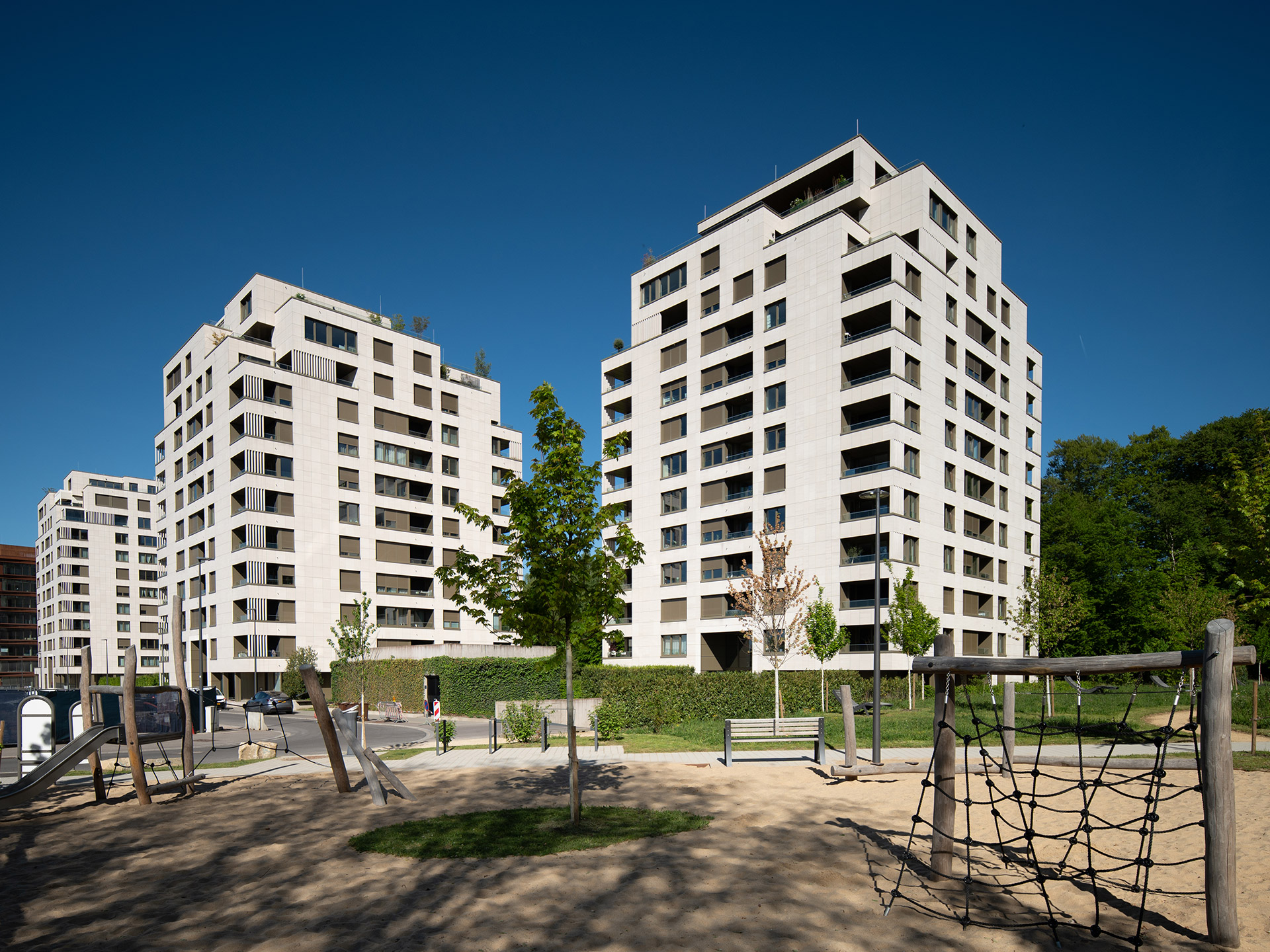 Des résidences à l'architecture contemporaine nichées dans un écrin de verdure, au pied de la forêt.